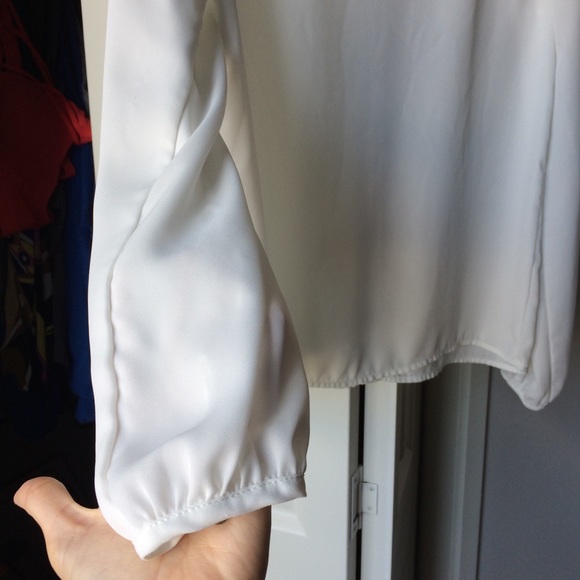 ❤️❤️White Keyhole Neck Basic Top - Picture 5 of 7